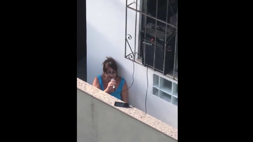 "Foi para chatear vizinha". Torna-se viral a cantar karaoke na varanda