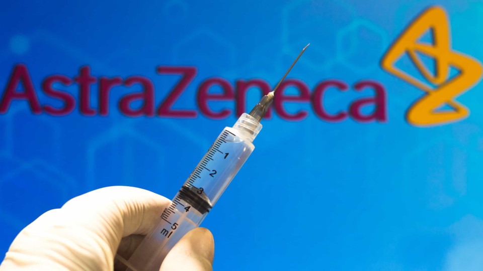 Vacina da AstraZeneca tem mais um efeito secundário grave (mas raro)