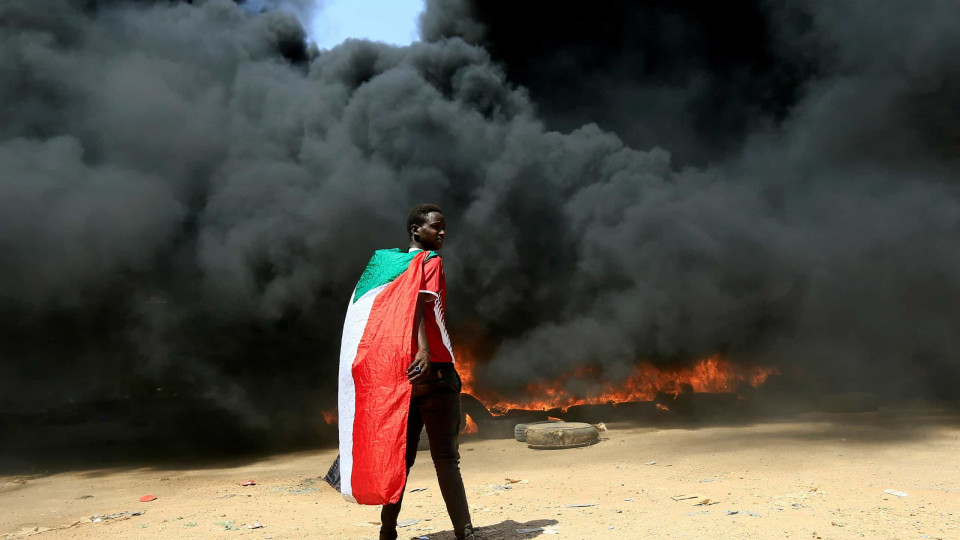 Sudão: Militares ocupam TV nacional, Governo fala de "golpe de Estado"