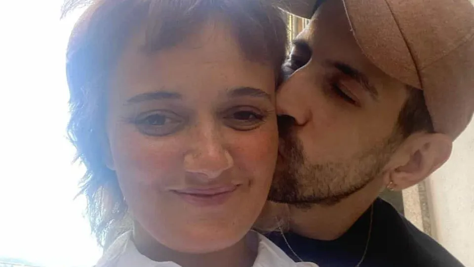 Carolina Deslandes e o namorado assumem relação