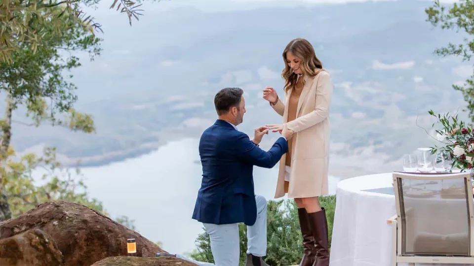 Apresentador Chris Harrison pede Lauren Zima em casamento