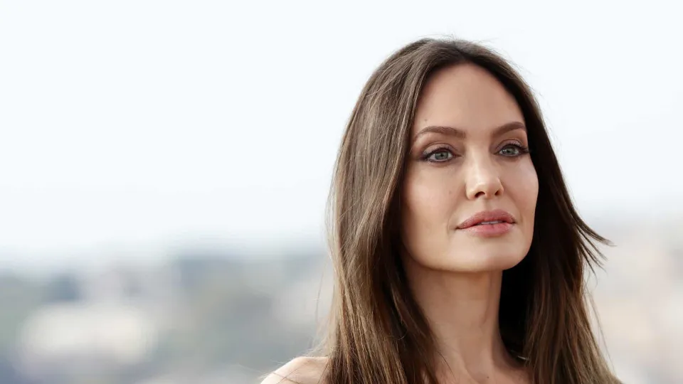 Angelina Jolie ainda envia presentes de Natal ao filho do ex-marido