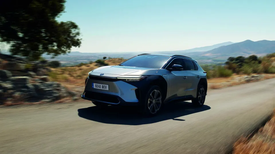 Toyota anuncia autonomia (e garantia) do bZ4X, o primeiro 100% elétrico