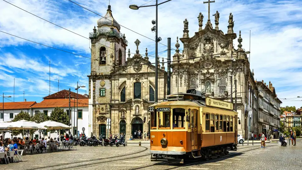 Linha 18 do elétrico no Porto volta a funcionar até ao Carmo