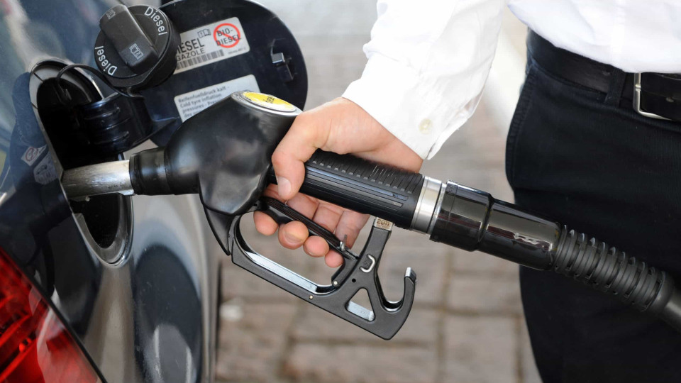 Gasolina vendida 0,9 cêntimos acima da referência e gasóleo 0,1 abaixo