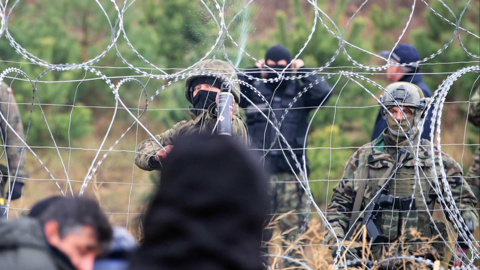 Polónia usa arame farpado e militares na fronteira com a Bielorrússia