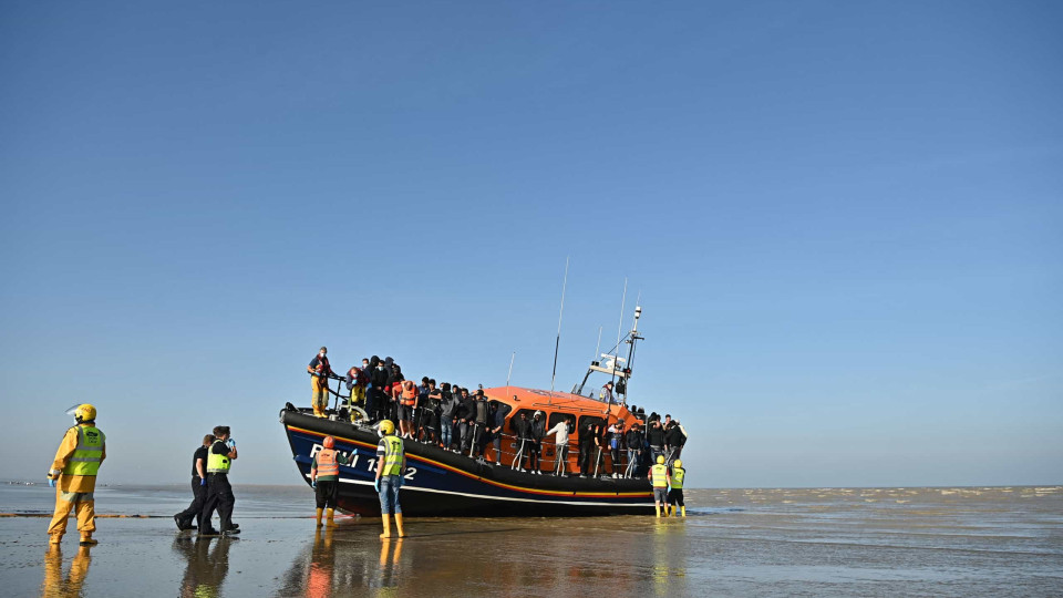 Quase 700 migrantes atravessaram (só) esta quarta-feira o Canal da Mancha