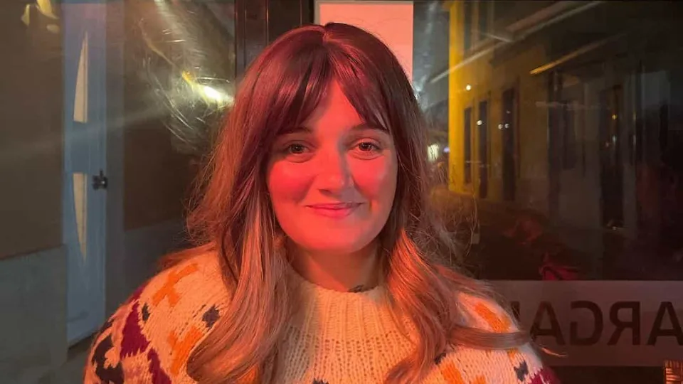 Avó de Carolina Deslandes aplaudida em concerto da cantora