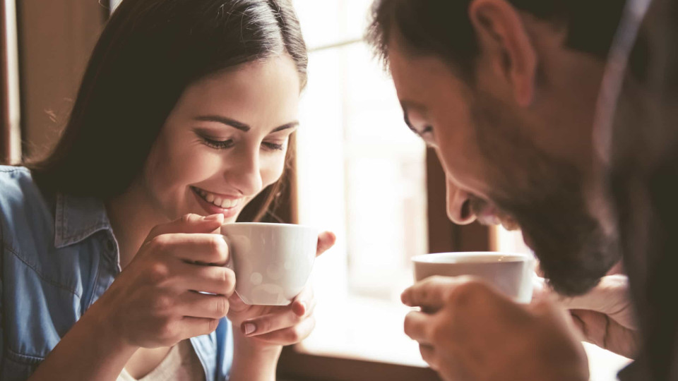 Beber café quente pode aumentar risco de aparecimento desta doença grave