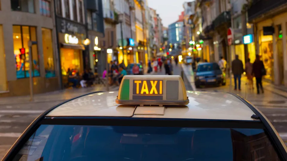 Taxista detido por especulação em Lisboa argumentou: Era "gratificação"