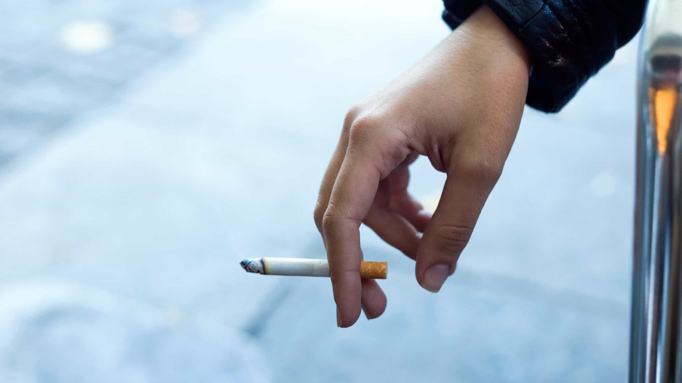 Nova Zelândia vai mesmo revogar lei que proíbe gerações futuras de fumar