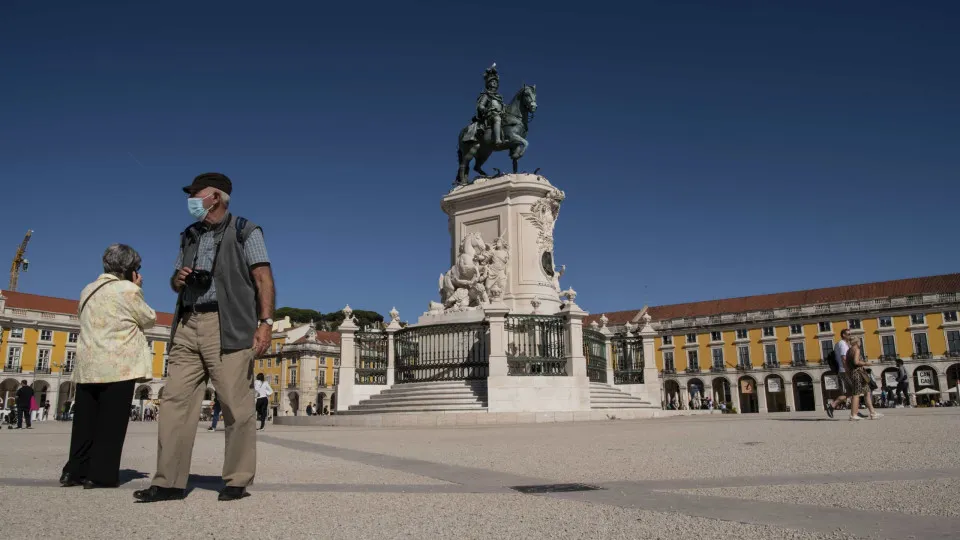 Portugal regista mais 2.398 casos e 12 mortes