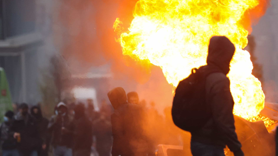 Protestos em toda a Europa contra novas restrições 'à boleia' da pandemia