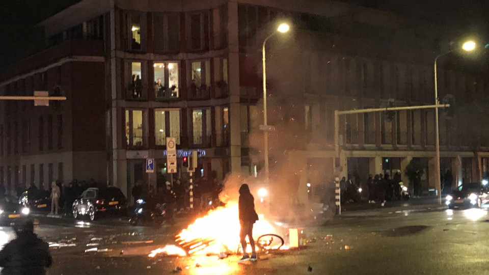 Pelo menos 21 detidos após 4.ª noite de protestos nos Países Baixos