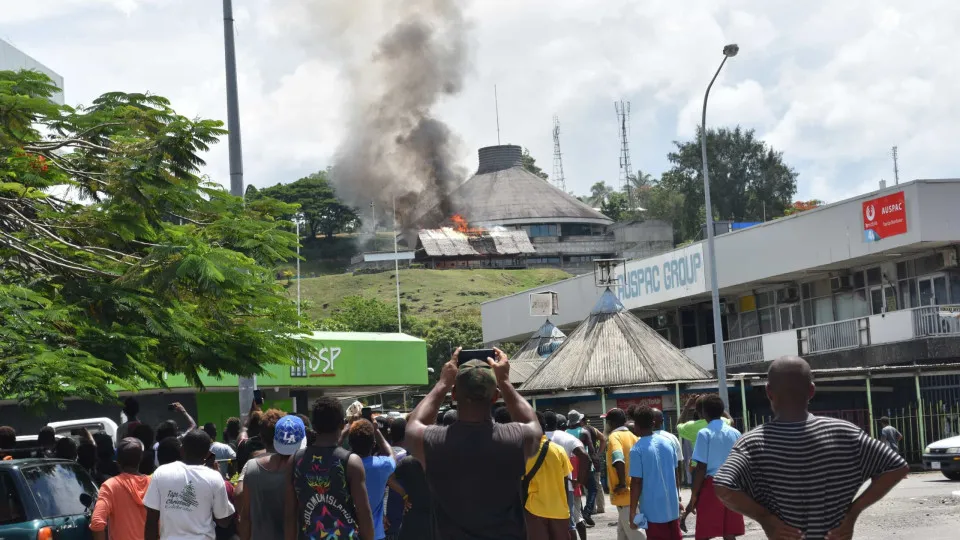 Parlamento e esquadra incendiados durante protestos nas Ilhas Salomão