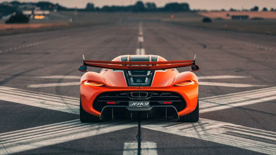 Aumente o volume. O som do Koenigsegg Jesko é realmente assombroso