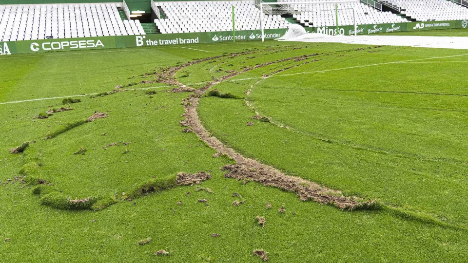 Carro invade estádio do Racing Santander e destrói relvado