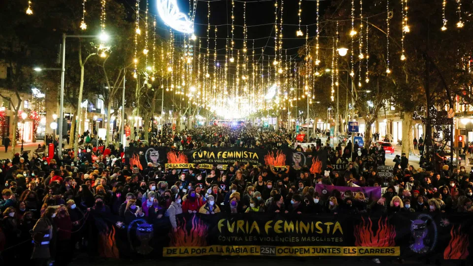 Milhares saem à rua para acabar com a violência contra as mulheres