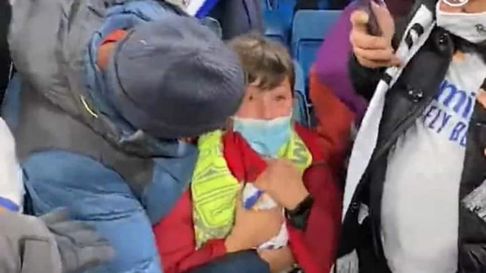 O gesto de Casemiro que deixou este pequeno adepto em lágrimas