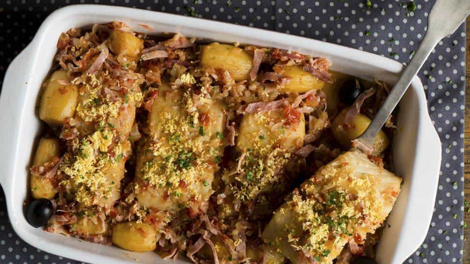 Uma delícia sem glúten! Receita de bacalhau no forno com presunto