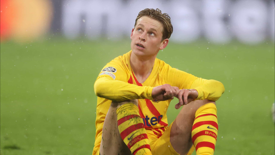 Frenkie de Jong arrasado: "Parece que tem 50 kg de batatas às costas"