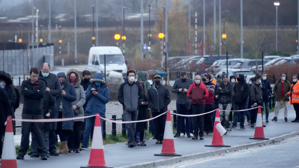 Britânicos fazem filas de espera para 3.ª dose após alerta sobre Ómicron