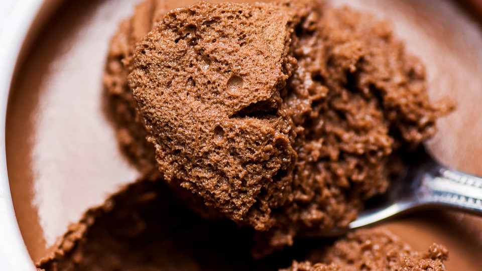 Ai a gula! Mousse de chocolate sem açúcar e com apenas três ingredientes