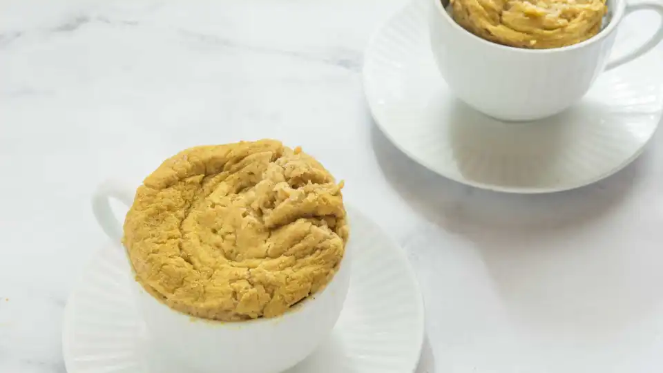 Bolinho sem farinha e com cinco ingredientes para fazer no micro-ondas