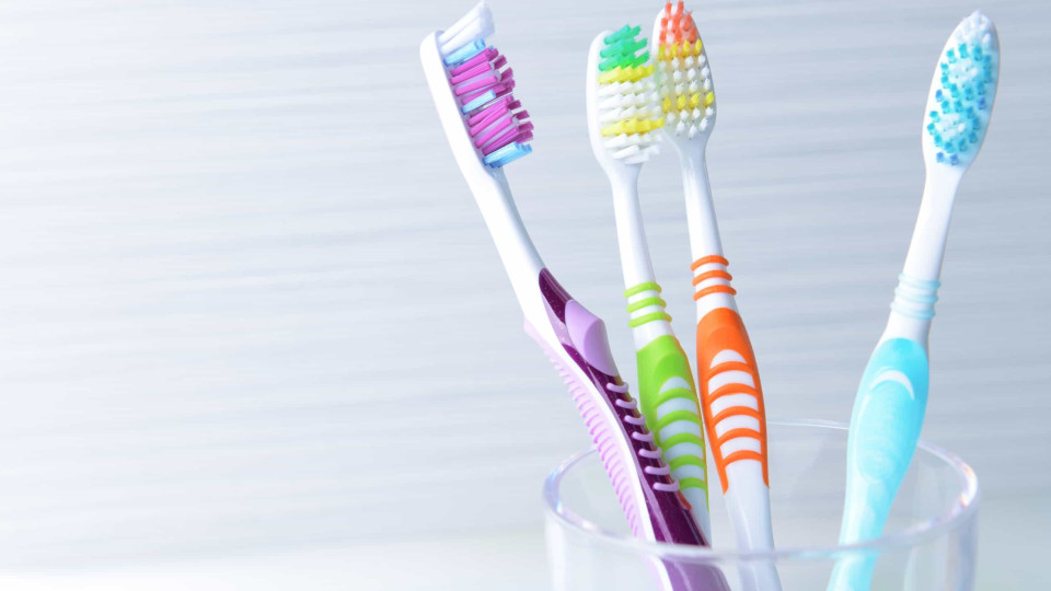 Esta é a forma correta de guardar a escova de dentes (cinco dicas)