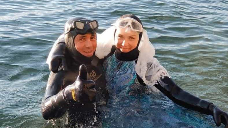 Noivos casam debaixo da água gelada de um lago da Rússia