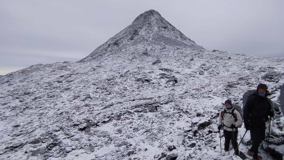 Ilha do Pico. Neve anima caminhada ao ponto mais alto de Portugal