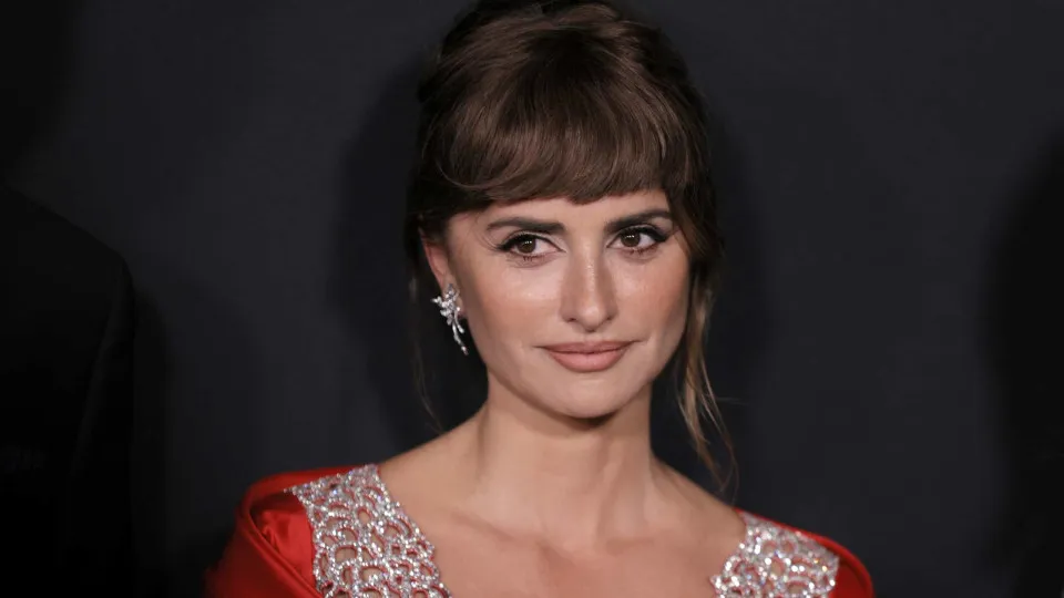 Penélope Cruz só vai deixar filhos terem redes sociais aos 16 anos