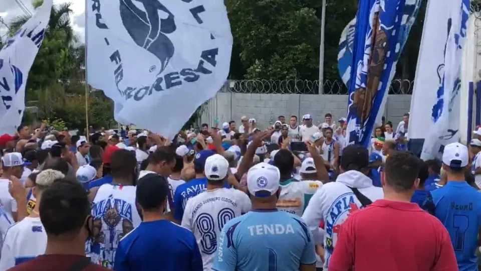 Adeptos do Cruzeiro em protesto: "Ronaldo gordão, vem dar satisfação"