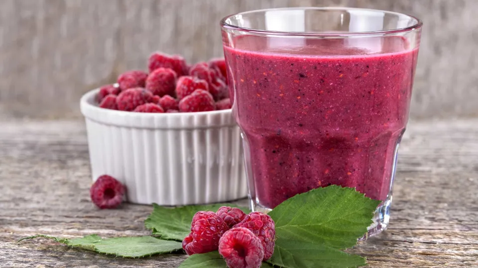 Este sumo 'detox' (muito docinho) vai ajudá-lo a perder os quilos a mais