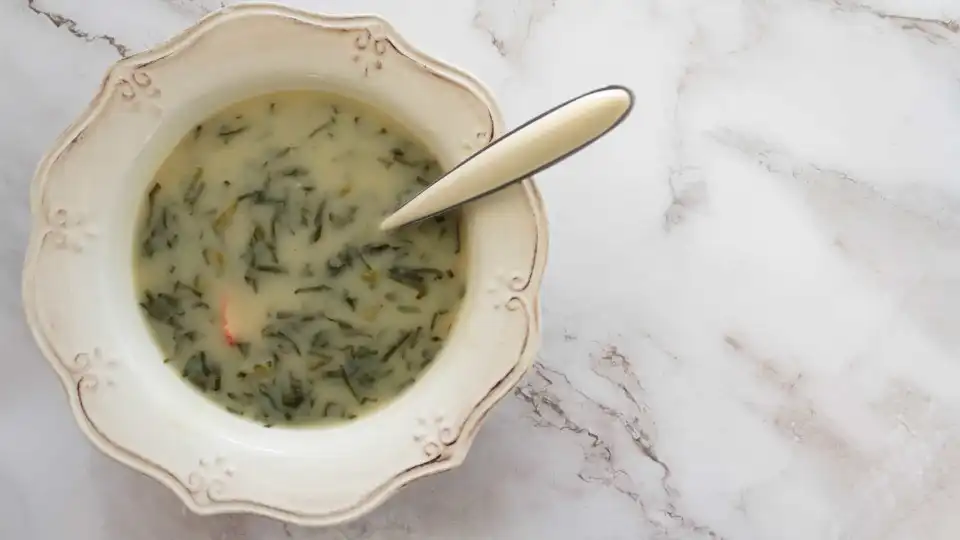 Receita baixa em calorias. Aprenda a fazer um caldo verde inesquecível