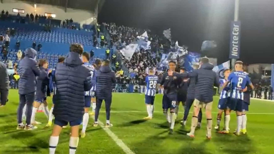 Comunhão entre equipa e adeptos após o apuramento do FC Porto