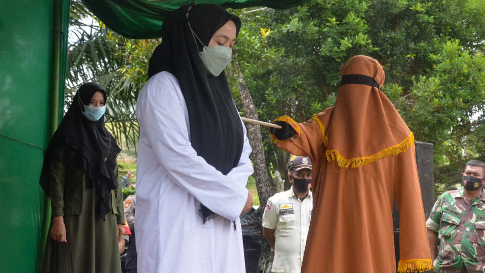 Mulher é açoitada 100 vezes na Indonésia depois de confessar adultério