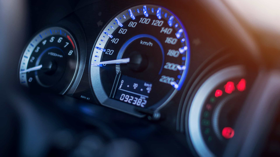 Como saber se um carro tem os quilómetros alterados?
