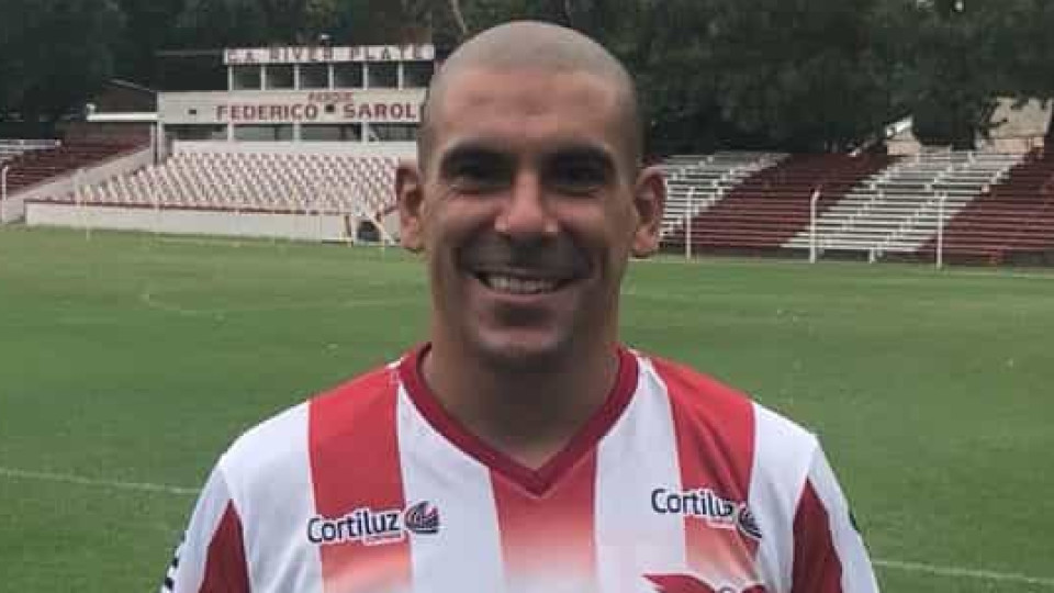 Aos 37 anos, Maxi Pereira tem novo clube