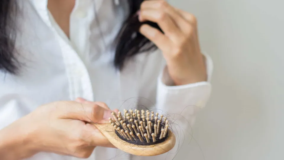 Cabelo em queda livre? Experimente estas três mezinhas simples