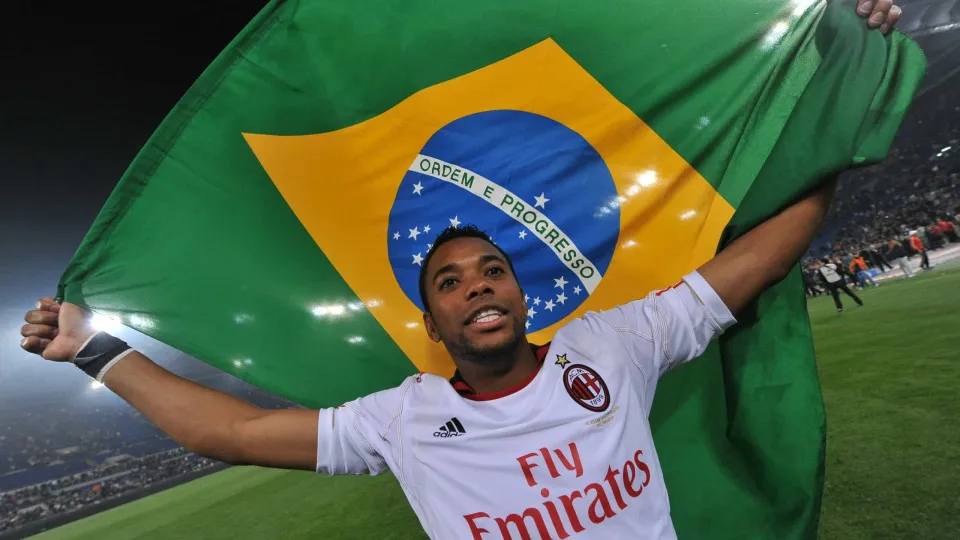 Justiça italiana quer o nome de Robinho na "lista vermelha da Interpol"