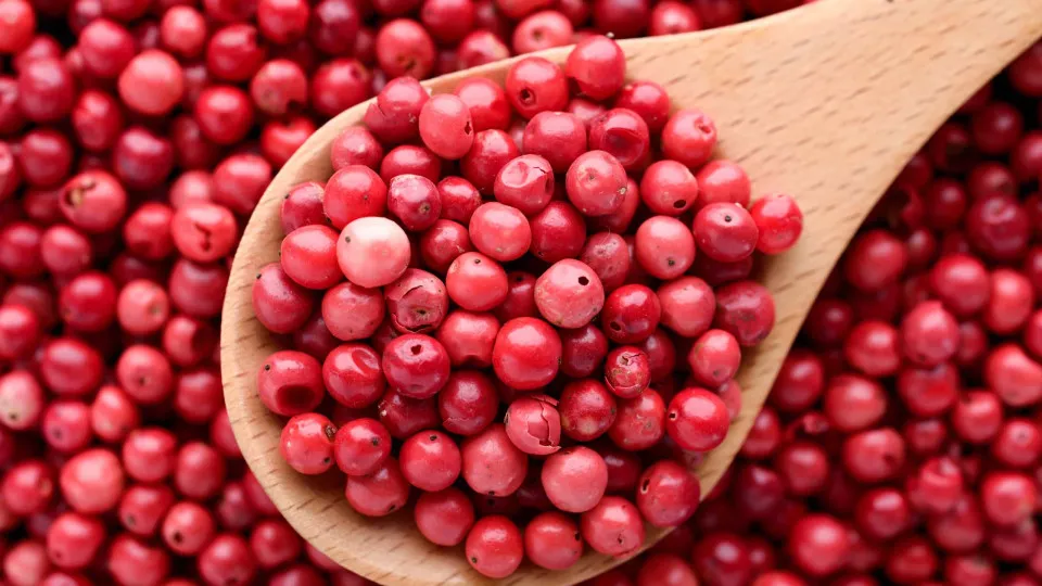 Gosta de comida picante? Três benefícios do consumo de pimenta rosa