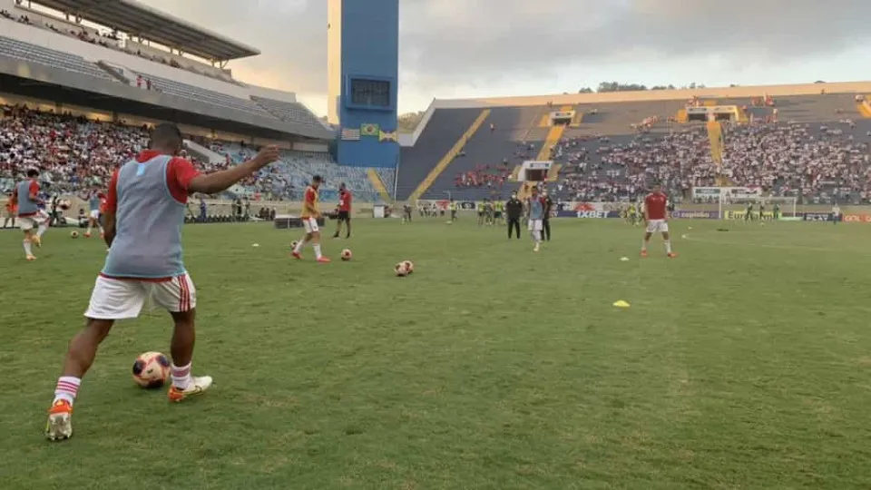 Adepto do São Paulo ameaça jogador do Palmeiras com uma faca