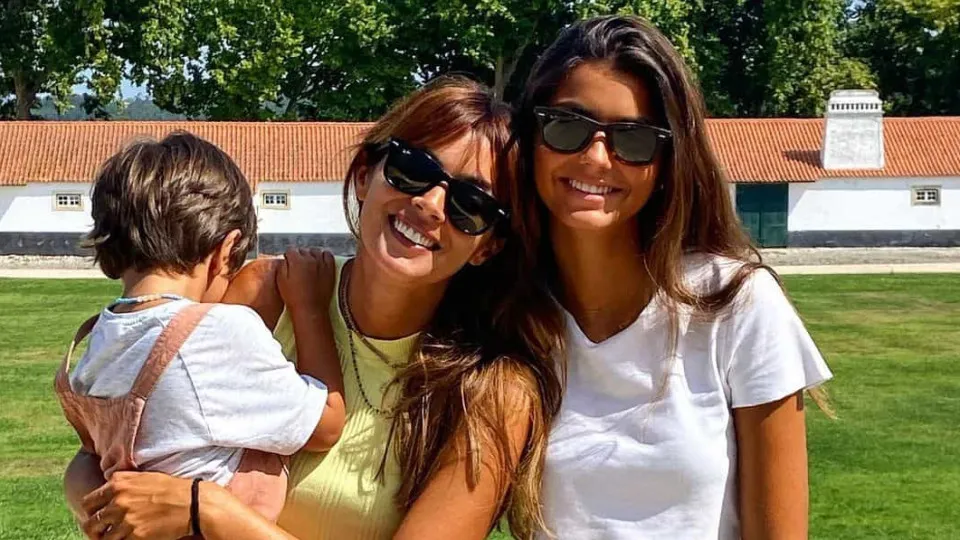 Maria Cerqueira Gomes mostra filho vestido de Super Mário 