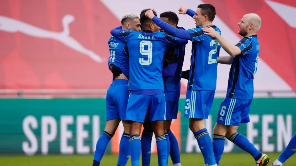 Atenção, Benfica: Ajax 'assalta' Eindhoven e rouba a liderança ao PSV