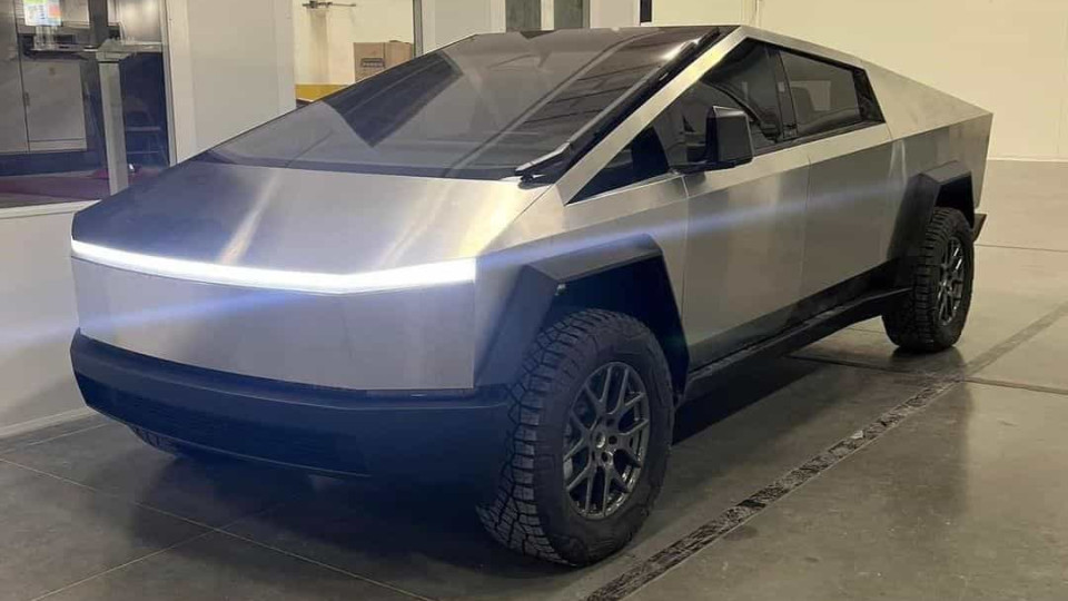 Tesla Cybertruck aparece em novas imagens e há novidades