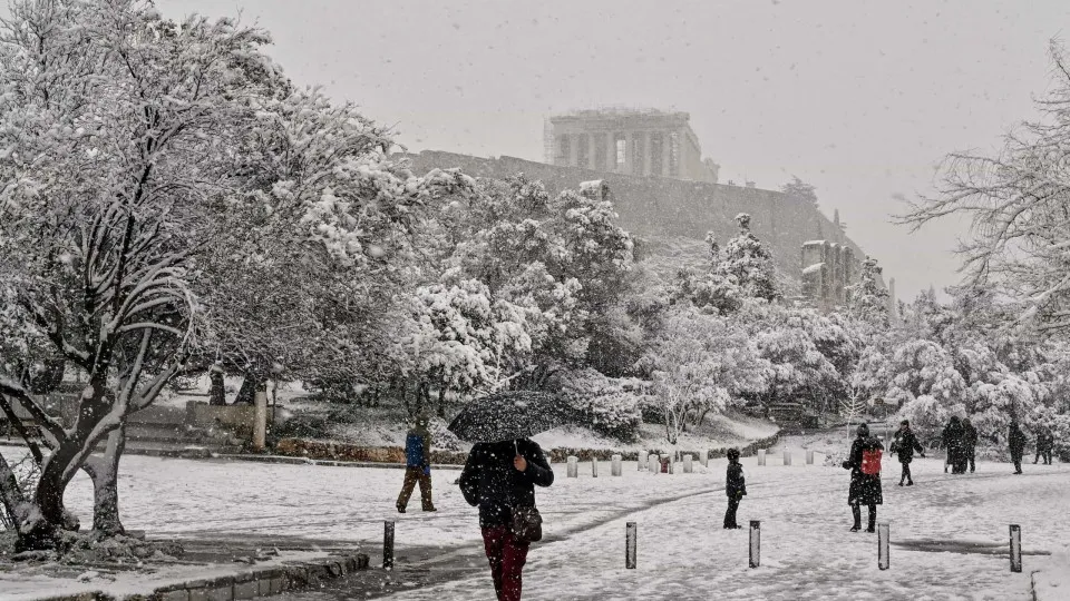 Após a neve, Istambul regressa à normalidade e Atenas está paralisada