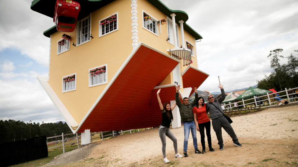 Após as restrições, colombianos encontram diversão numa casa 'do avesso'