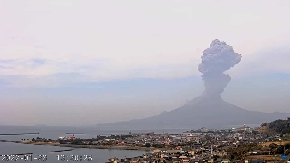 Vulcão Sakurajima no Japão expeliu coluna de fumo e cinzas