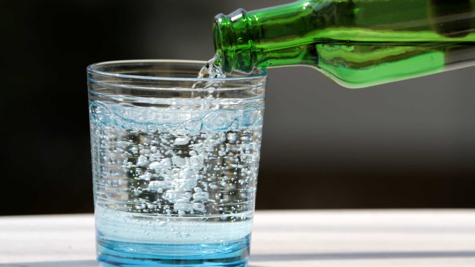Quatro benefícios surpreendentes de beber água com gás (comece já)